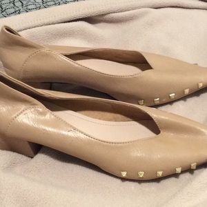 Beige kitty heels.